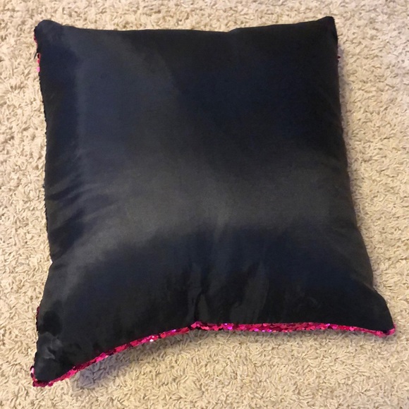 This sequence pink and silver pillow - Picture 3 of 4